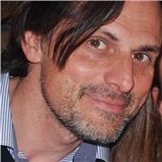 laureato in legge con master in diritto internazionale